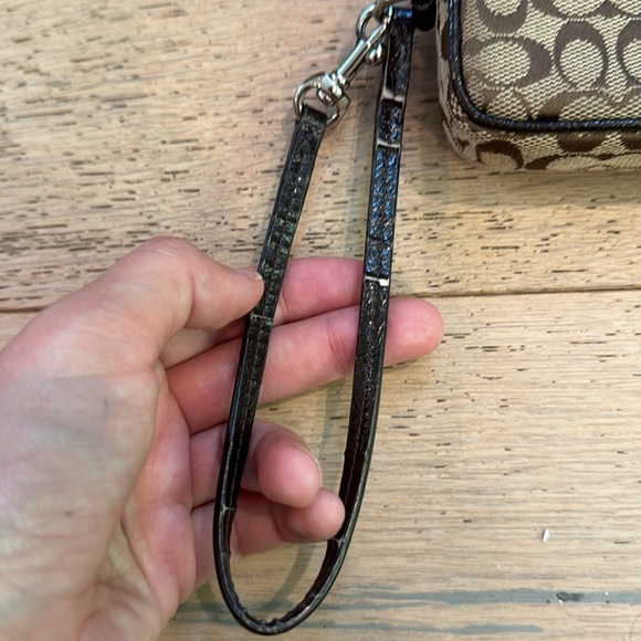 Coach wristlet in good condition - Picture 2 of 4